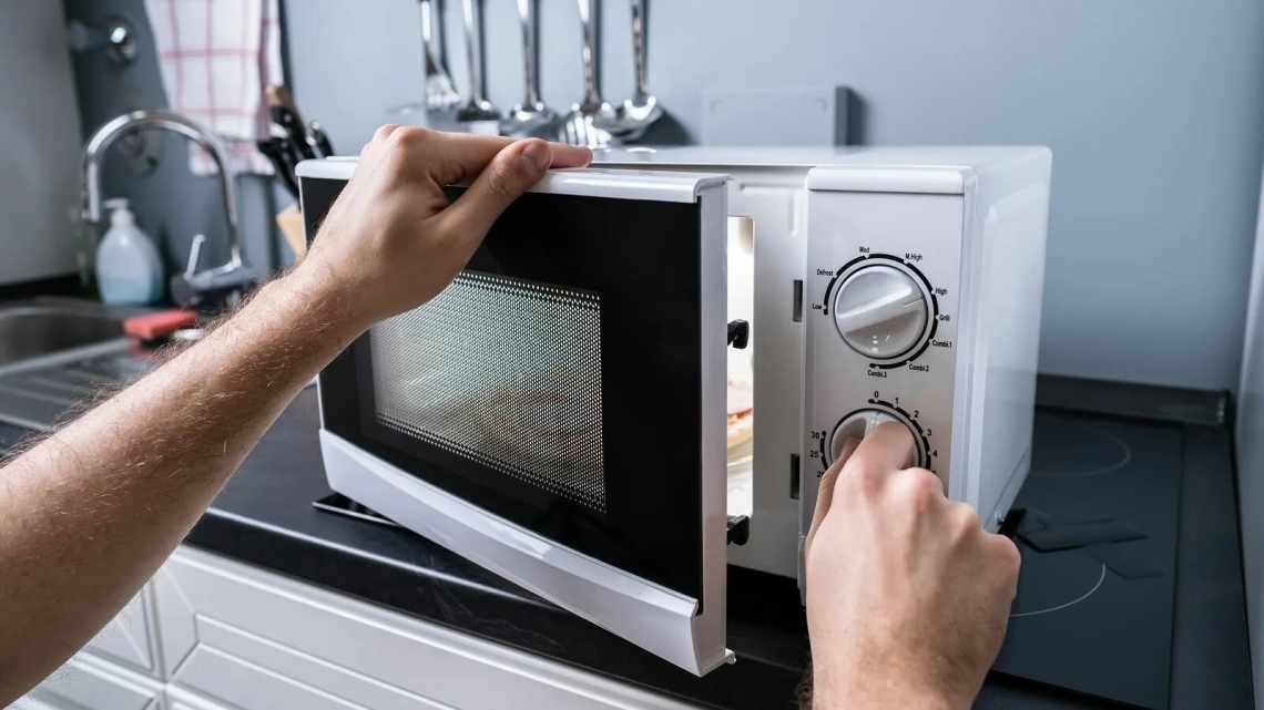 Можно ли ставить телевизор на микроволновку: советы по установке и на что обратить внимание