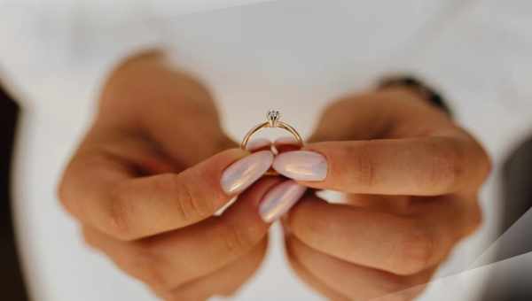 Как выбрать правильное обручальное кольцо: 3 лайфхака для жениха и невесты