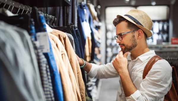 С мужского плеча: какую одежду можно и нужно покупать в мужском отделе