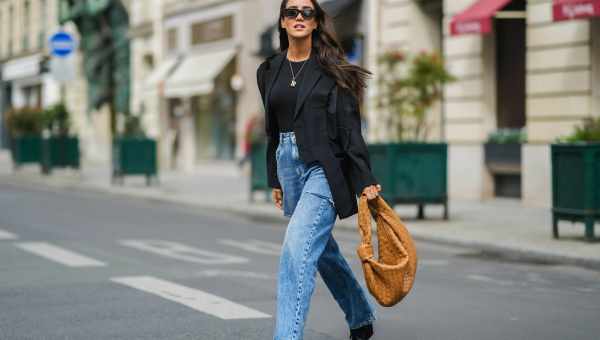 Не skinny едиными: 20 актуальных образов с самыми модными джинсами весны