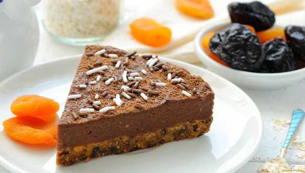 Постный шоколадный пирог с черносливом и орехами