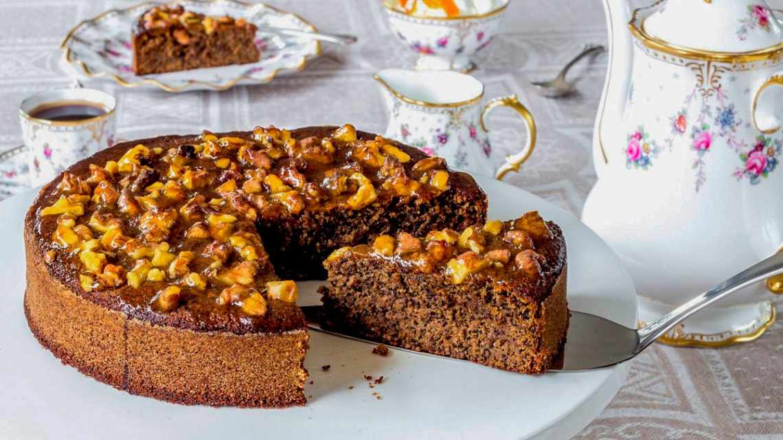 Яблочный пирог с орехами, маком и изюмом