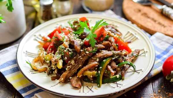 Теплый салат с говядиной и овощами