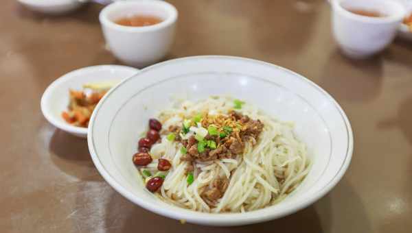 Карри из свинины с рисовой лапшой