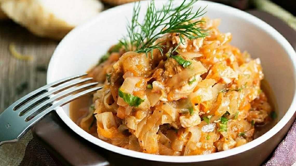 Тушеная капуста с овощами и свиной тушенкой