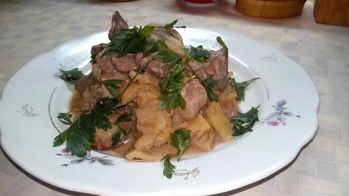 Куриная печень с яблочками