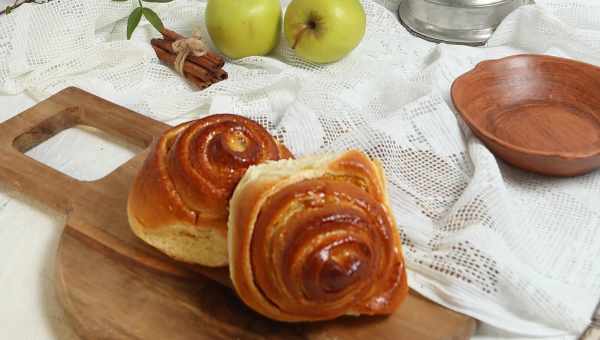 Булочки с медовыми яблоками и орехами