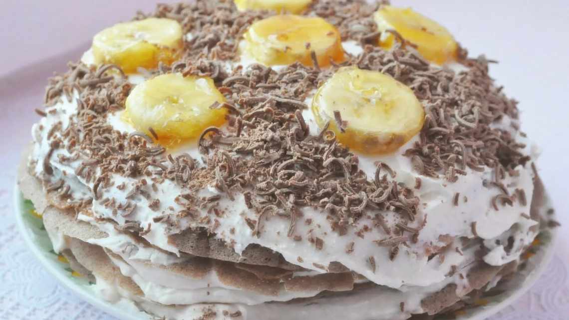 Блинный пирог с шоколадом и бананами.